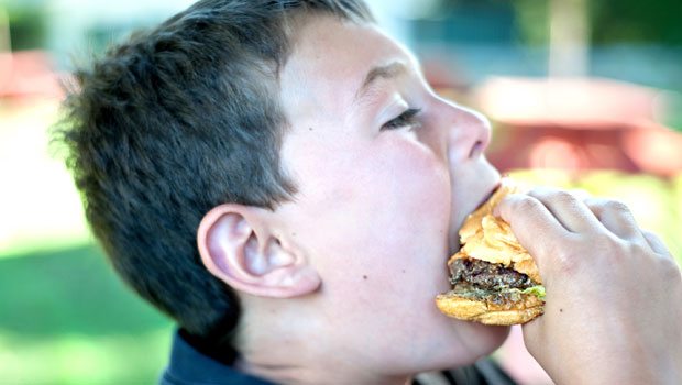 Fast food yiyeceklerdeki tuz çocukları tehdit ediyor