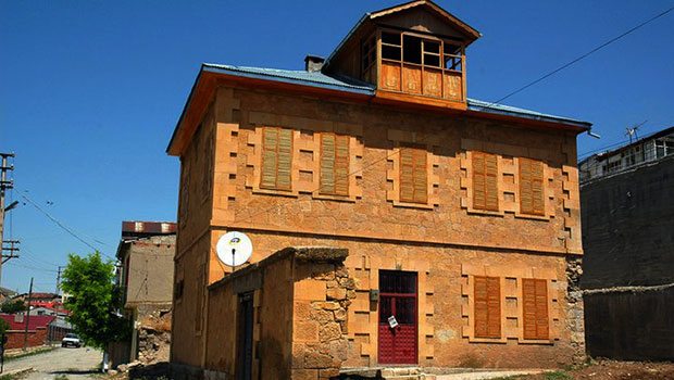 Bayburt, Yüzünün bir yanı Erzurum, bir yanı Gümüşhane.