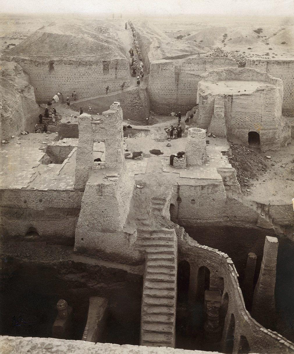1899/1900'de Nippur'daki bir tapınakta yapılan kazıları gösteren eski bir fotoğraf.
